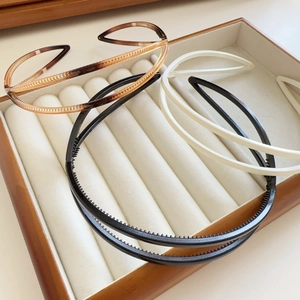 Detailed view of non-slip inner teeth on minimalist double-layered hairbands in a set