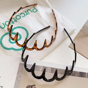 Classic tortoiseshell and black wavy toothed headbands set for styling and fixing hair