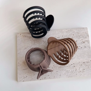 Pinces à cheveux mates noir, café et kaki avec un design en spirale creuse élégant