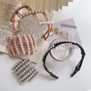 Détail de quatre couleurs de serre-têtes rétractables à perles dans un décor de style de vie