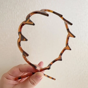 Classic tortoise shell wavy headband with teeth for women, stylish high top hair accessory