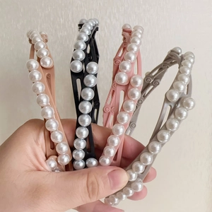 Détail de serre-têtes pliables à perles en noir, nude, rose et gris
