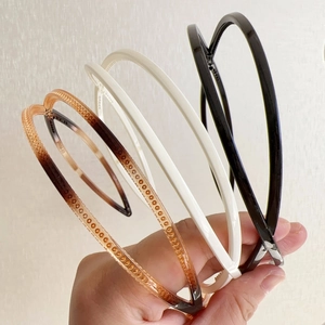 Detail showing non-slip inner teeth and crossed double band on resin hair hoops