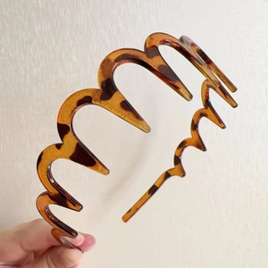 Detail of tortoiseshell wavy wide-toothed headband made of high-quality resin