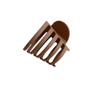 Pince à cheveux mate marron minimaliste pour queue de cheval haute avec grip en résine