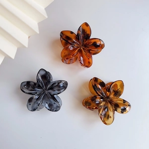 Set di tre pinze per capelli a fiore in ambra, tartaruga e resina marmorizzata grigia