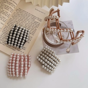 Vue détaillée de serre-têtes rétractables à perles en rose, noir, gris et marron élégants