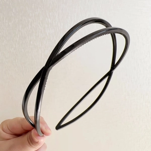 Detail of double-layer crisscross black headband with non-slip inner teeth design