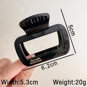 Pince à cheveux carrée noire élégante avec lettrage doré pour un style minimaliste femme