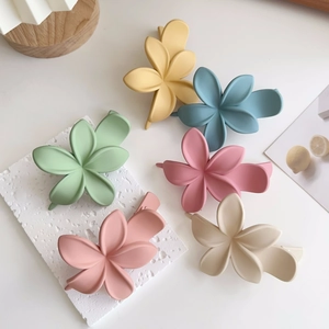 Pince à Cheveux Fleur Mate de Style Coréen pour Femmes en Plastique Résine Grande Plumeria Pince Requin Accessoires Cheveux d'Été