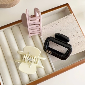 Lot de trois pinces à cheveux carrées en rose beige et noir avec logo élégant