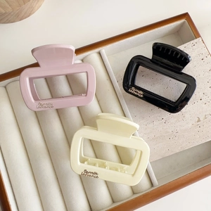 Lot de trois pinces à cheveux carrées élégantes en rose, blanc crème et noir mat