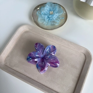 Pince à cheveux élégante en forme de fleur avec motif marbré violet et bleu pour femme