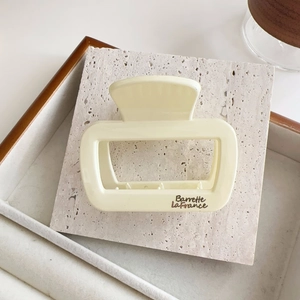 Détail de la pince à cheveux en acétate crème avec inscription Barrette La France