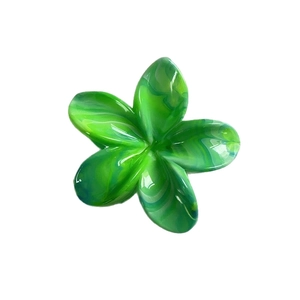 Pince à cheveux fleur de frangipanier marbrée verte avec finition en acétate brillant