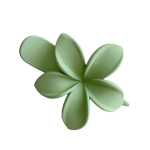 Pince à cheveux fleur de frangipanier vert pâle avec finition mate pour l'été