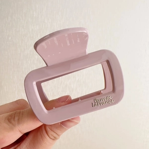 Détail de la pince à cheveux carrée mauve avec gravure argentée Barrette La France