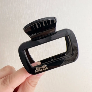 Détail de la pince à cheveux carrée noire brillante avec texte Barrette La France doré