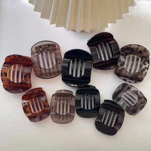 Large Hair Claw Clips Tortoiseshell Leopard Print Nonslip Strong Hold Resin Acrylic Hair Accessories For Women Thick Hair
