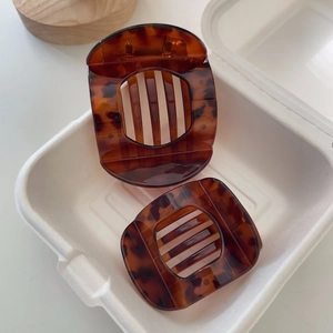 Retro tortoiseshell acetate hair claw clips set in two sizes for elegant styling