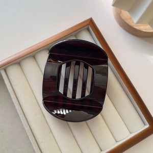 Detailed view of large retro tortoiseshell hair claw clip with non-slip hollow design