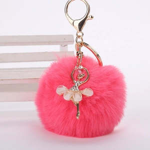 Détail porte-clés pompon rose avec ballerine en strass et fermoir mousqueton doré