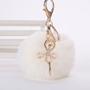 Porte-clés pompon en fausse fourrure blanche avec pendentif ballerine dorée et strass