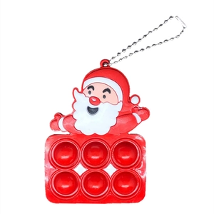 Dettaglio del portachiavi giocattolo Pop It Babbo Natale in silicone rosso e bianco