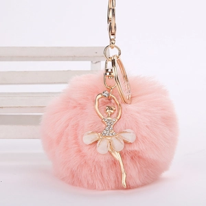 Porte-clés pompon rose en fausse fourrure avec danseuse de ballet et strass brillants