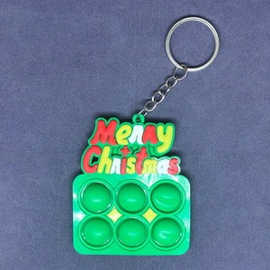 Detailansicht eines grünen Tannenbaum Pop-it Spielzeugs mit Merry Christmas Text