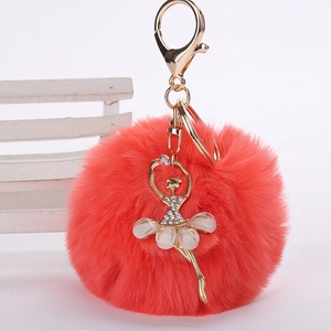 Détail du charm ballerine en strass sur porte-clés pompon en fausse fourrure douce