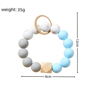 Détail du porte-clés en perles de silicone mesurant 12x8 cm, coloris bleu et gris