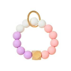 Porte-clés bracelet chic en perles de silicone et bois avec anneau doré sur blanc