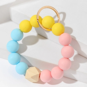Détail du porte-clés en perles de silicone colorées avec perle géométrique en bois