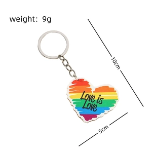 Details des Regenbogen-Herzschlüsselanhängers mit Maßen von 10cm und 9g Gewicht