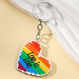 Regenbogen-Herz-Schlüsselanhänger aus Holz mit Love is Love Aufdruck und Metallring