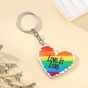Regenbogen-Herz Schlüsselanhänger aus Holz mit Love is Love Print für LGBTQ Paare