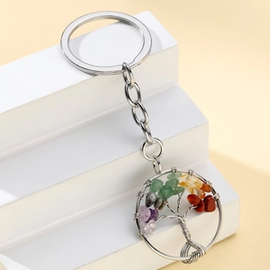 Porte-clés arbre de vie argenté avec pierres concassées colorées et design filaire