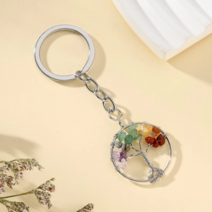Porte-clés arbre de vie argenté avec pierres naturelles colorées sur fond beige