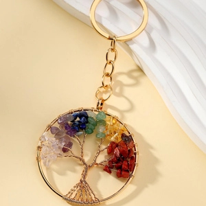 Détail du porte-clés arbre de vie avec fil doré et pierres de cristal chakra colorées