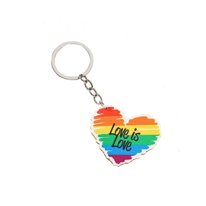 Regenbogen Herz Schlüsselanhänger mit Love is Love Aufdruck und silbernem Ring