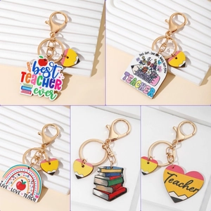 Set di portachiavi in legno per insegnanti con disegni di arcobaleno e mele