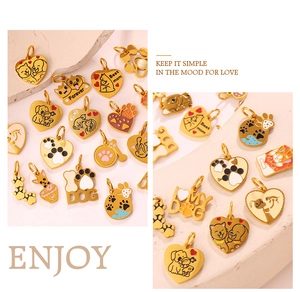 Détails de pendentifs dorés pour animaux avec empreintes de pattes, cœurs et os