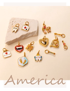 Détails de pendentifs médicaux avec finition dorée et émail coloré sur socle en pierre
