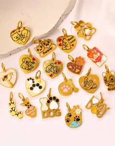 Pendentifs bijoux pour animaux en forme de cœur, patte et os sur fond en pierre