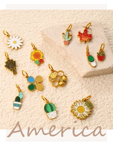 Layout artistico di ciondoli in smalto dorato con margherita, girasole, cactus e api