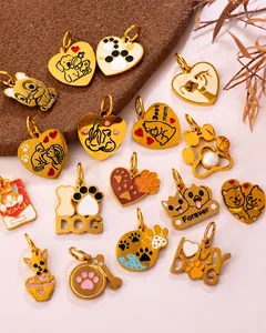 Vue détaillée de pendentifs pour animaux plaqués or 18K avec pattes et os en émail coloré