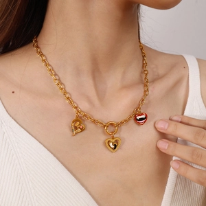 Collier en chaîne dorée avec pendentifs cœur dentaires et cristaux étincelants