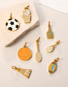 Primer plano de colgantes deportivos de esmalte con fútbol, baloncesto y raquetas de tenis