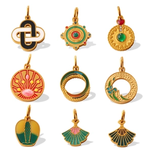 Set van 9 vintage emaille waaier en mandala bedeltjes in goud voor sieraden maken